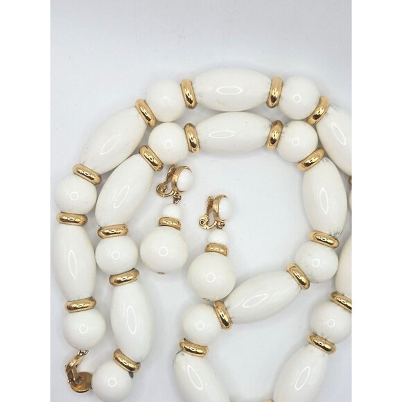 Vintage Monet Signed Milk Glass Set 28in necklace and 2in dangle clip earrings - Picture 9 of 9